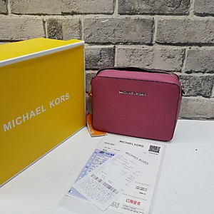 Женская тёмно розовая сумка MICHAEL KORS Jet Set Large Saffiano Leather Crossbody из сафьяновой кожи