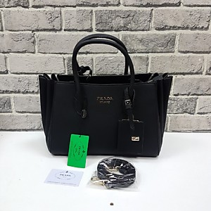 Женская чёрная сумка PRADA