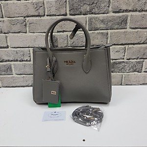 Женская серая сумка PRADA